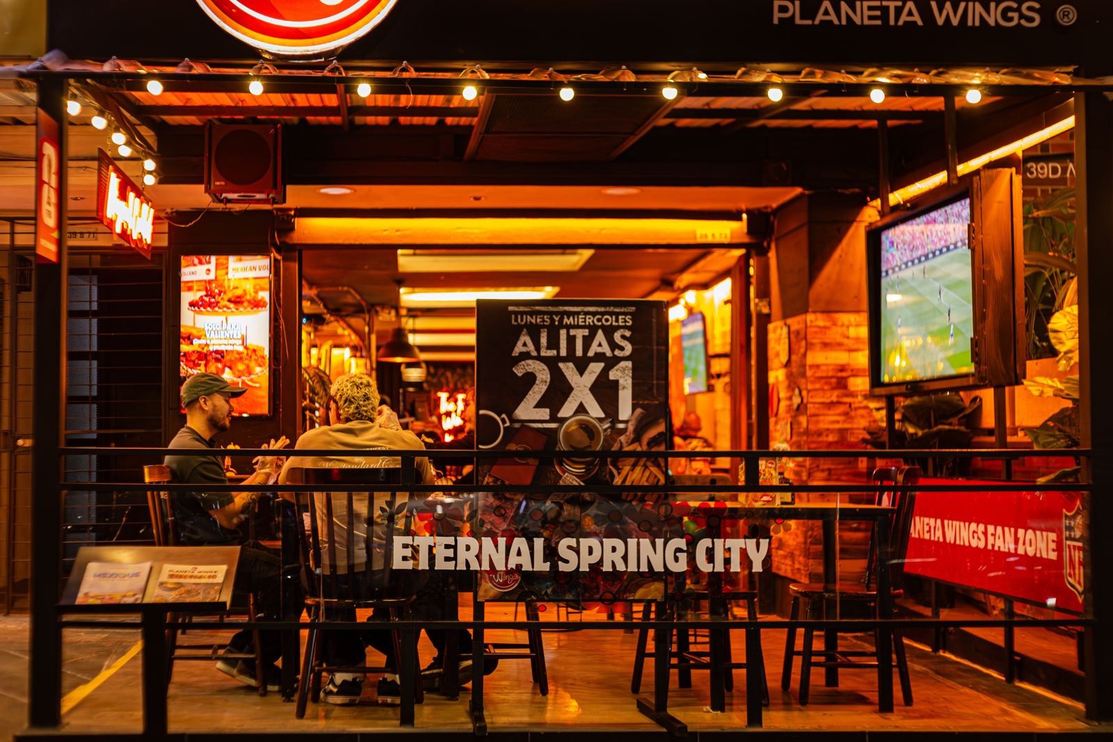 Fachada de Planeta Wings Laureles