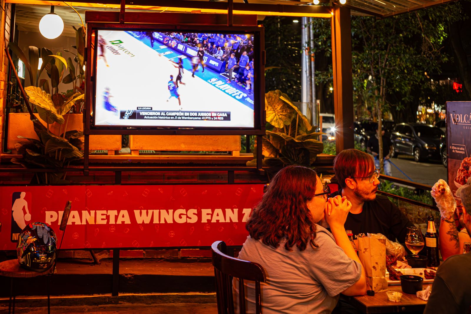 Clientes viendo un partido en la fan zone de Planeta Wings